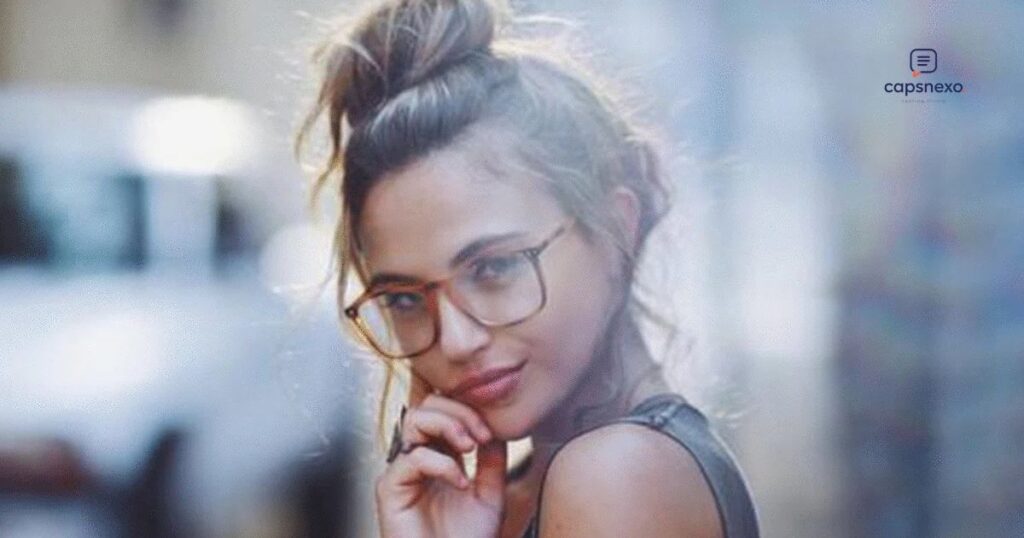 Simple Cool Girl Bios
